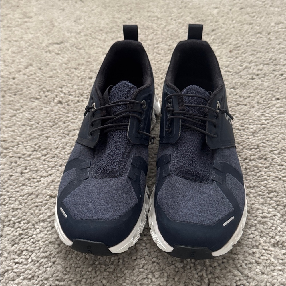 On Running Athletic Shoes - Navy and White cloud 5 terry like new condition